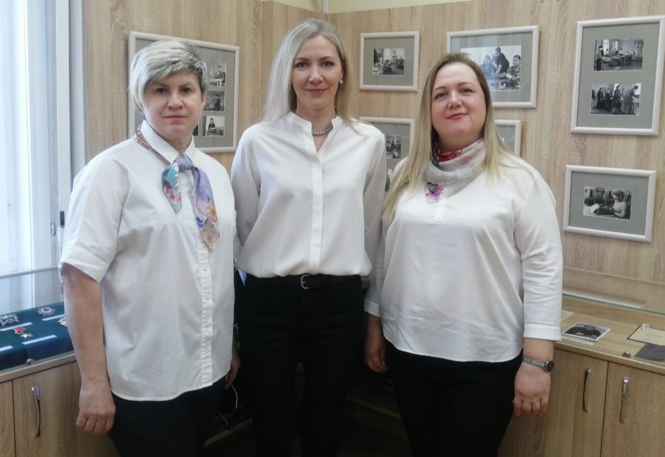 Тифлокомментарий к фотографии: групповая фотография организаторов музея - директор Бийского филиала ЦРС ВОС Елена Геннадьевна Астанина (в центре), преподаватели Альбина Кимовна Глухих (слева) и Ольга Николаевна Чупахина (справа)