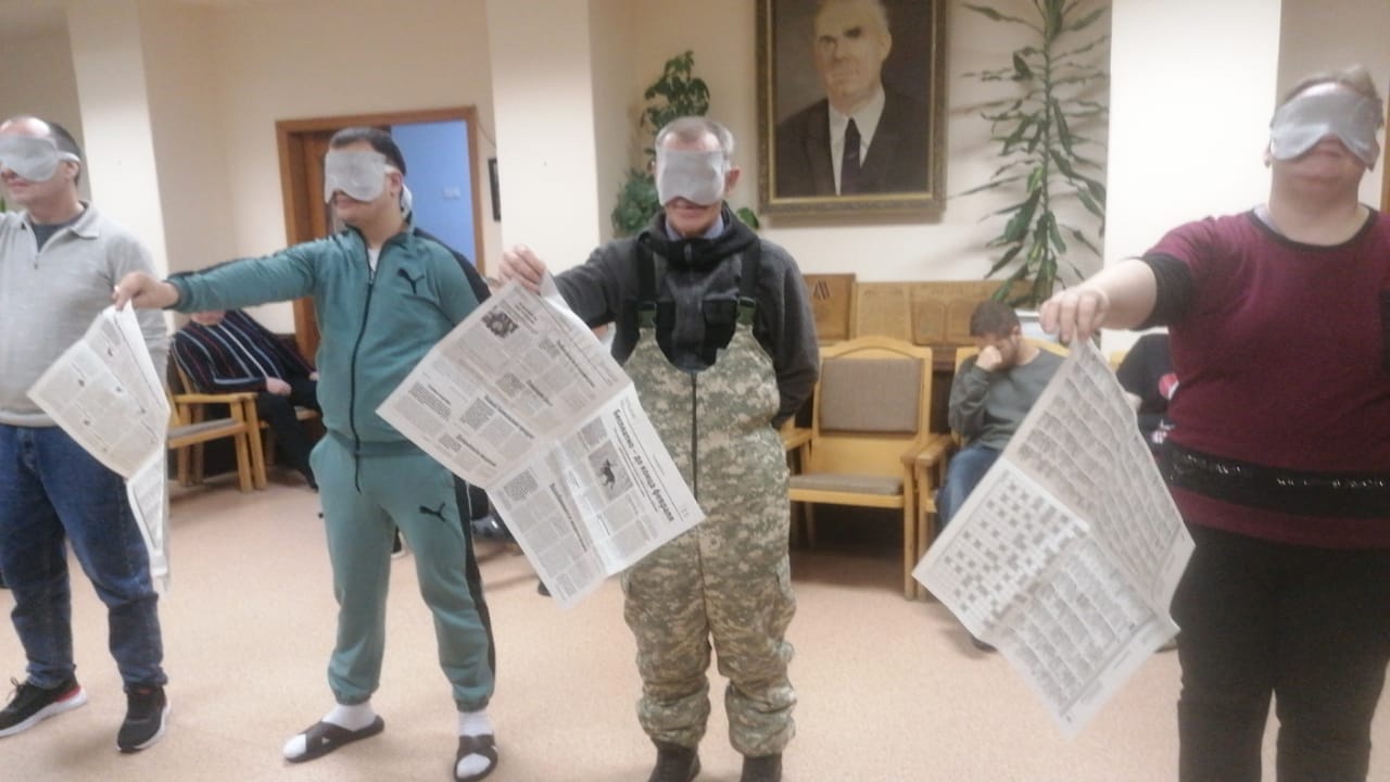 Тифлокомментарий к фотографии: Праздник "День студента" состоялся в Бийском филиале ЦРС ВОС. Учащиеся Центра стали участниками массы шуточных конкурсов и состязаний.