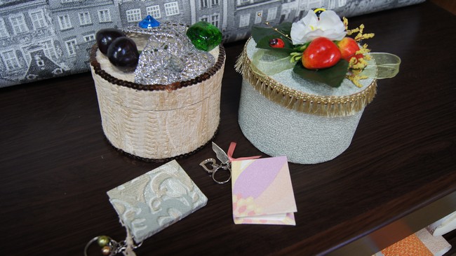Фотография 2. Декоративные шкатулки и миниатюрные блокноты-брелки.
