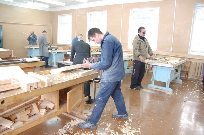 Фотография 1. Учащиеся в мастерской деревообработки